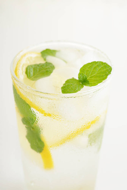een glas limonade - Foto, afbeelding