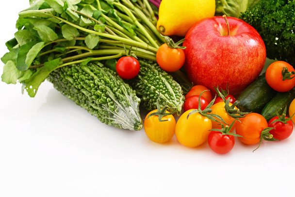 φρέσκα λαχανικά και φρούτα σε λευκό φόντο - Φωτογραφία, εικόνα
