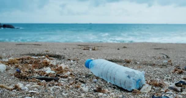 Müll, Plastik, Müll, Flaschen... Umweltverschmutzung am Strand. Lizenzgebühren qualitativ hochwertige Foto-Bild von Müll, Plastikflasche am Strand. Abfälle, die die Meeresumwelt verschmutzen - Filmmaterial, Video