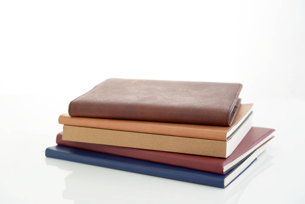 Cadernos sobre fundo branco
 - Foto, Imagem