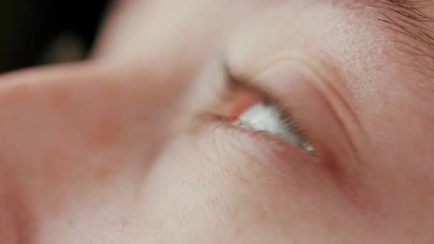 Close-up van de mooie blauwe ogen - Video