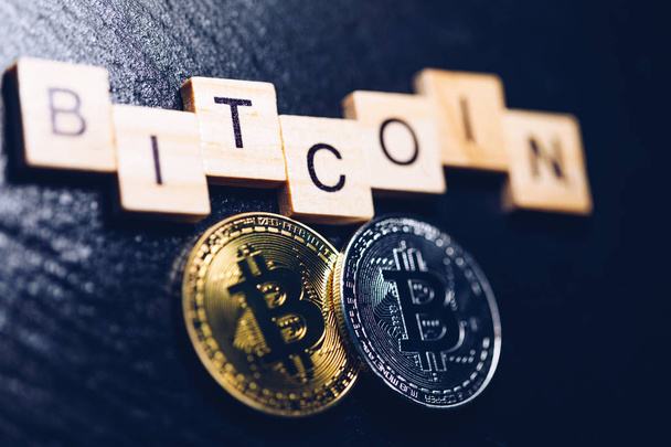 Bitcoin kryptovaluutta (crypto valuutta). Silver Bitcoin ja kultainen Bitcoin symboli. Bitcoin (BTC) kryptovaluutta. - Valokuva, kuva
