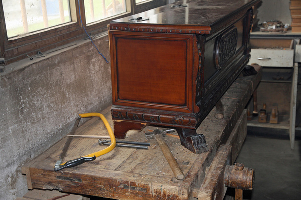herramientas en un taller de carpintería polvorienta experto en restauración de hormigas
 - Foto, Imagen