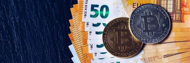 Goldener Bitcoin gegenüber Eurogeld. Kryptowährung Bitcoin. Kryptowährungskonzept. Bitcoin mit Euro-Scheinen. Bitcoins auf Euro-Banknoten gestapelt. - Foto, Bild