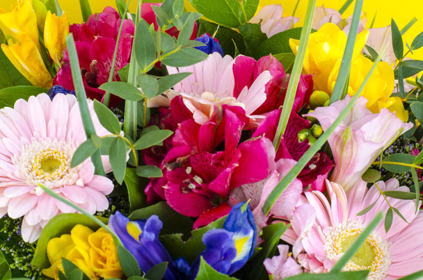 Mischung aus Sommerblumen in Bouquet auf hellem Hintergrund. Studioaufnahme - Foto, Bild