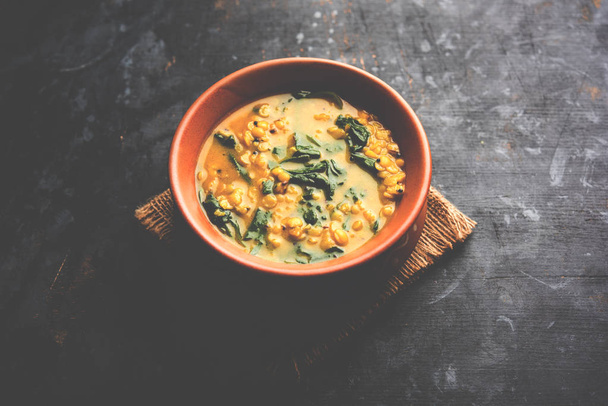 Dal Palak vagy a lencse spenót-curry - népszerű indiai főétel egészséges recept. karahi/serpenyőben vagy tálban szolgálják fel. szelektív összpontosít - Fotó, kép
