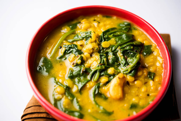 Dal Palak of linzen spinazie curry - populaire Indiase hoofdgerecht gezond recept. geserveerd in een karahi/pan of kom. selectieve aandacht - Foto, afbeelding