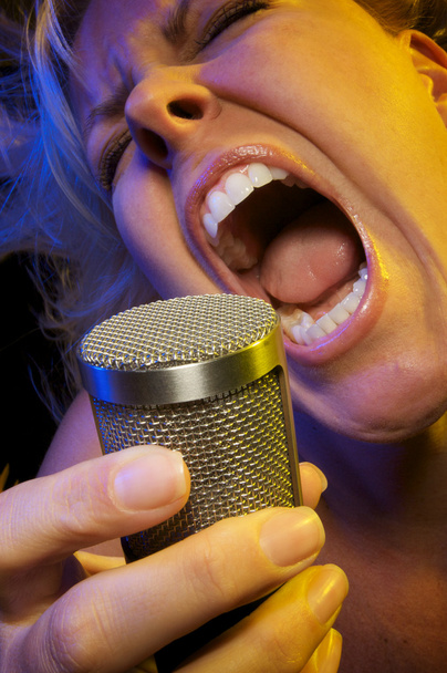 gepassioneerd zanger met microfoon - Foto, afbeelding