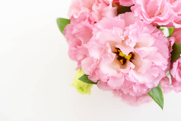 Közeli gyönyörű szép csokor rózsaszín virágok - Fotó, kép
