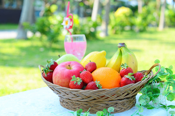 Fruits frais avec un verre de jus
 - Photo, image