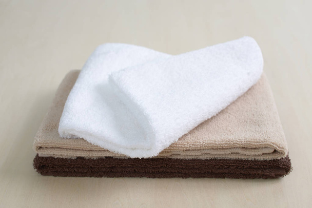 Stapel handdoeken geïsoleerd op witte achtergrond - Foto, afbeelding