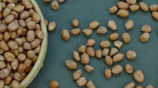 pile d'arachides dans un petit bol en bois, vidéo
  - Séquence, vidéo