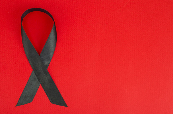 Black ribbon awareness for melanoma and skin cancer. Studio Photo - Fotoğraf, Görsel