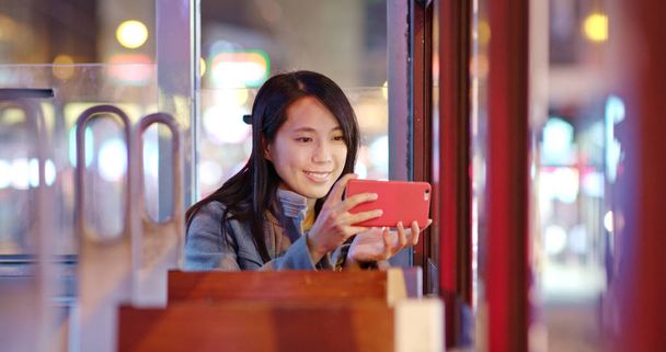 Tourist Woman prendre des photos avec smartphone sur le tramway à Hong Kong dans la soirée
 - Photo, image