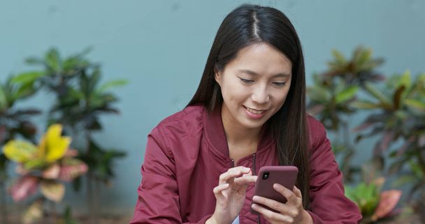 Donna utilizzando smartphone e sorridente
 - Foto, immagini