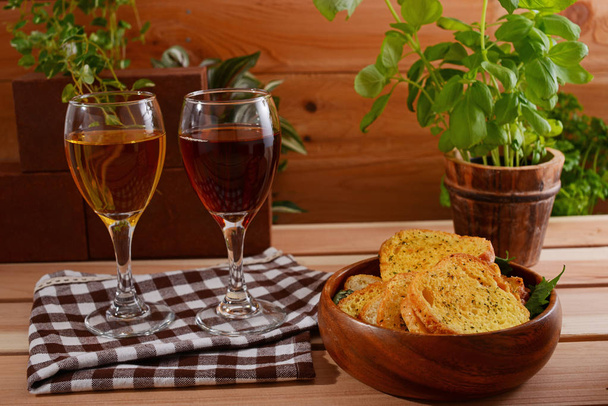 Pane con vino sul tavolo di legno
 - Foto, immagini