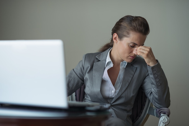 Stressed business woman sitting in hotel room - Фото, зображення