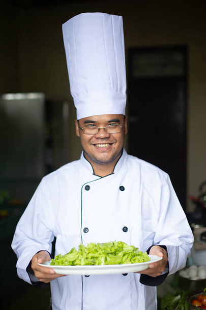 feliz sureste asiático chef
 - Foto, imagen