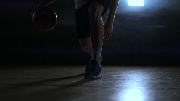 Dribbling koripalloilija lähikuva pimeässä huoneessa savua lähikuva hidastettuna
 - Materiaali, video