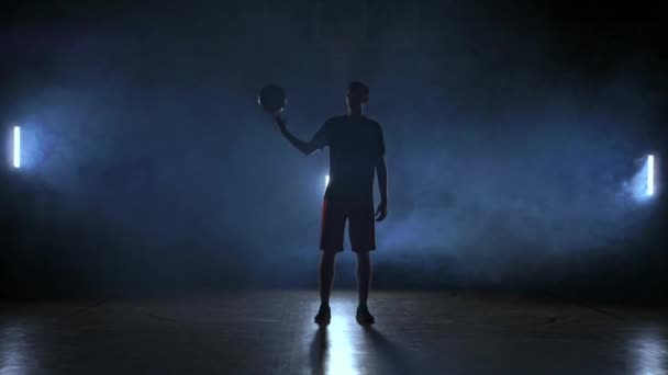Silueta házet míč basketbalový hráč - Záběry, video