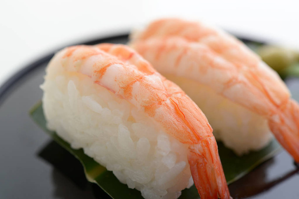 Sushi de camarão no prato
 - Foto, Imagem