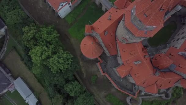 Luftaufnahme von oben nach unten der mittelalterlichen Burg auf dem Hügel in der tschechischen Region Mähren. Burg Bouzov letzter Sitz des Großmeisters des Teutonischen Ritterordens - Filmmaterial, Video