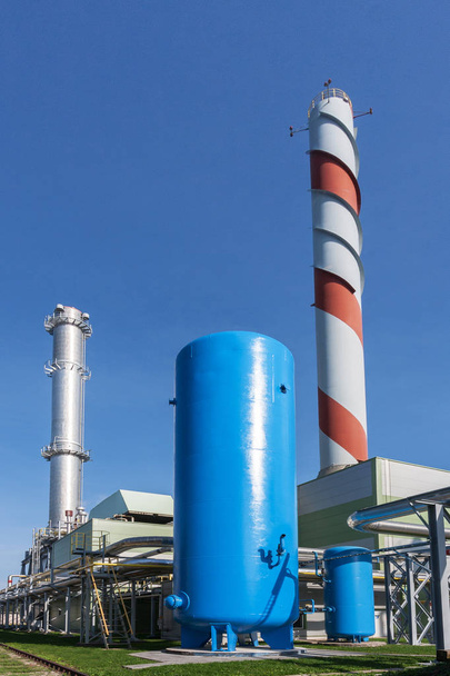 Schornsteine und Druckluftkapazität vor blauem Himmel - Foto, Bild