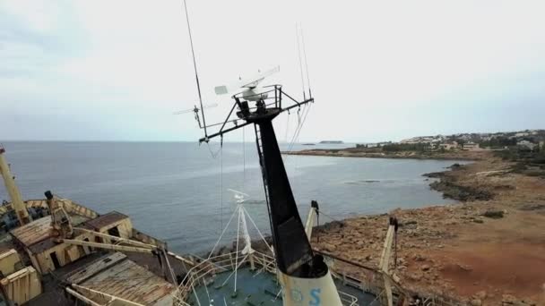 Повітряне судно "ЕдРо Iii" корабельну поблизу Скелясте узбережжі Середземного моря в Пафос, Кіпр - Кадри, відео
