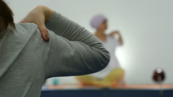 eine Gruppe von Frauen macht Kundalini Yoga - Filmmaterial, Video