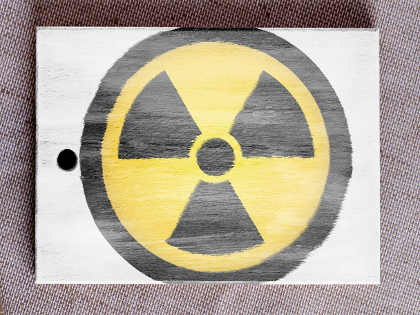 Symbol nuklearer Strahlung auf übermalte Holztafel gemalt - Foto, Bild