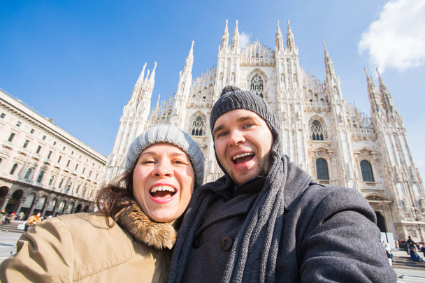 Пара беручи Автопортрет в площі Дуомо в Мілані. Зимовий відпочинок, подорожі і відносини концепція - Фото, зображення