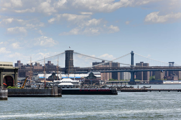 Нью-Йорк, США — 7 червня 2010: Погляд мосту Бруклін () і Манхеттен від річки Гудзон в Нью-Йорку, США - Фото, зображення