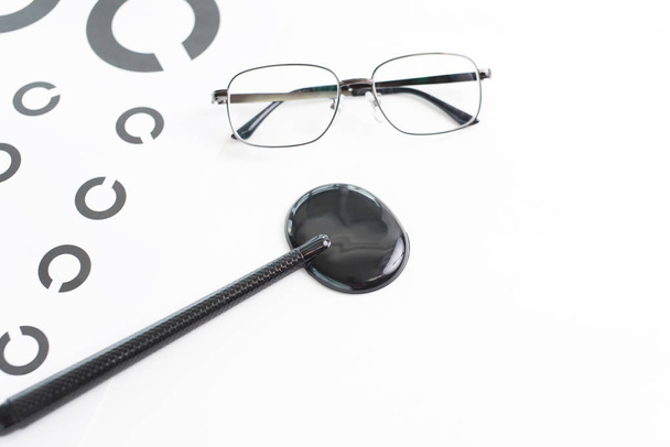 Оклюдер з окулярами ізольовані на білому тлі
 - Фото, зображення