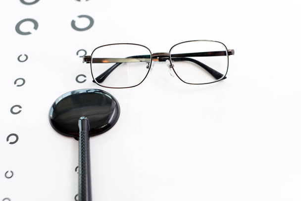 Occlusion avec lunettes isolées sur fond blanc
 - Photo, image