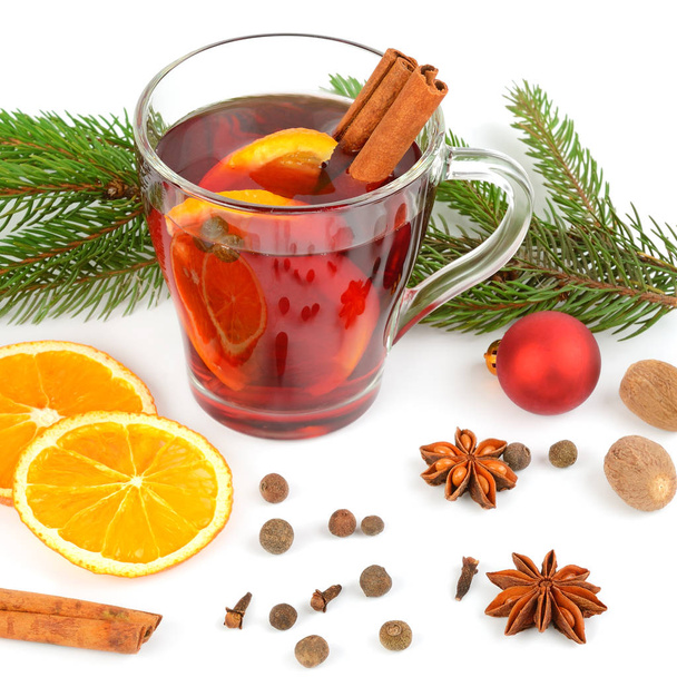 Hot red mulled wine isolated on white background with spices, orange slice, anise and cinnamon sticks, close up. Flat lay, top view. - Fotoğraf, Görsel
