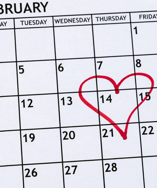 Calendário mensal fevereiro visualização de detalhes com um coração vermelho desenhado no décimo quarto para o Dia dos Namorados como um lembrete - Foto, Imagem
