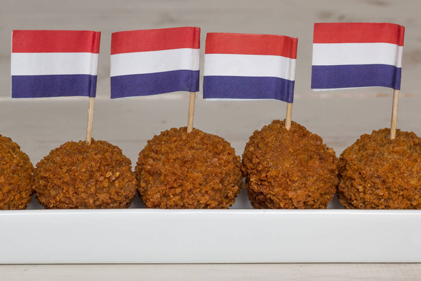 Snacks hollandais avec petits drapeaux hollandais dans un long plat blanc
 - Photo, image