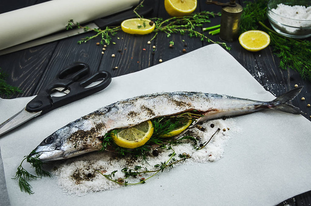Yemek malzemelerle taze uskumru: limon, yeşil ve baharat. Otlar ile balık pişirme - Fotoğraf, Görsel