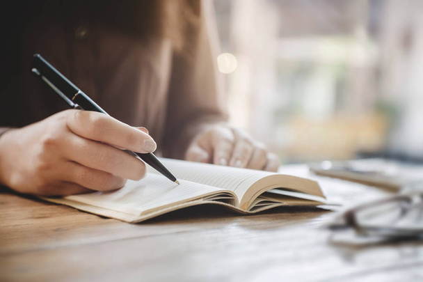 zblízka ženské ruce psaní na notebooku v kavárně. - Fotografie, Obrázek