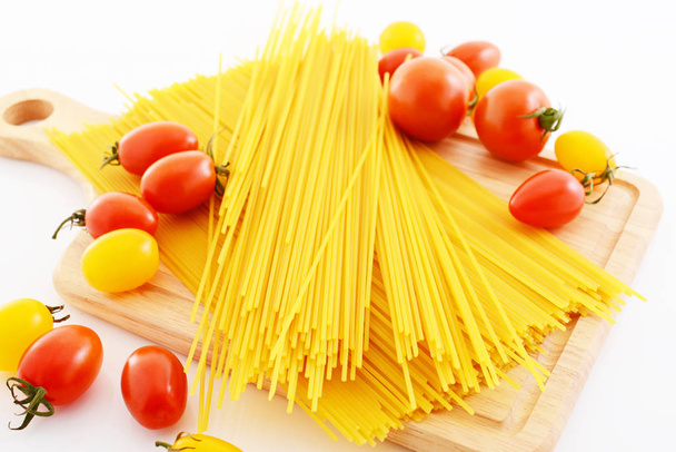 Spaghetti and cherry tomatoes - Photo, Image