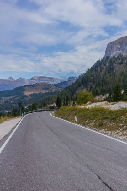 Onderweg in het natuurpark Seceda/Grden in het prachtige Zuid-Tirol - Foto, afbeelding