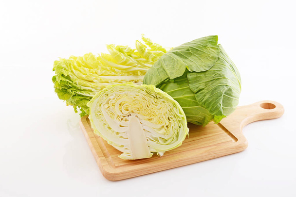 verduras frescas en una tabla de cortar - Foto, imagen
