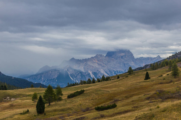 En el camino en el parque natural Seceda / Grden en el hermoso Tirol del Sur
 - Foto, Imagen