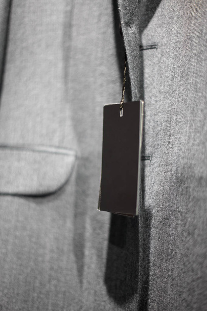 Traje gris de alta calidad para hombres y etiqueta vacía
 - Foto, Imagen
