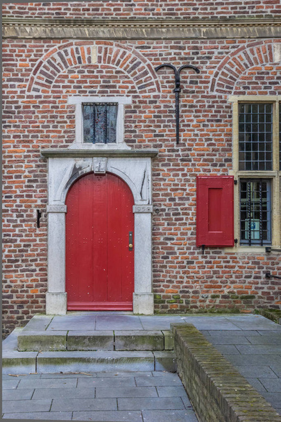 ヘネプ、オランダの Petershuis の赤いドア - 写真・画像