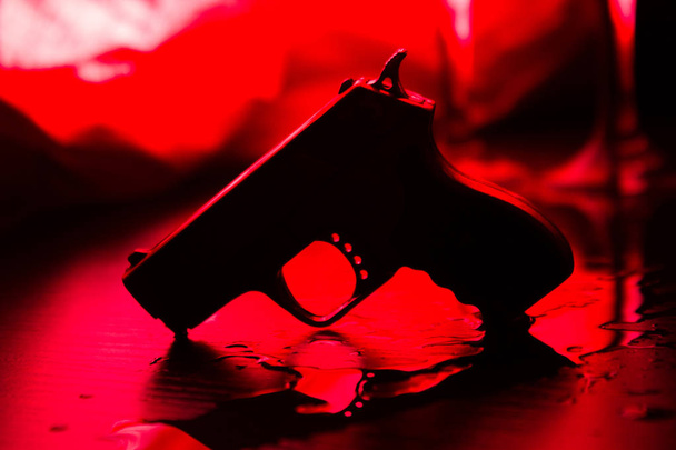 Υψηλής αντίθεσης εικόνας από το αιματηρό έγκλημα σκηνή με το όπλο στο πάτωμα - Φωτογραφία, εικόνα