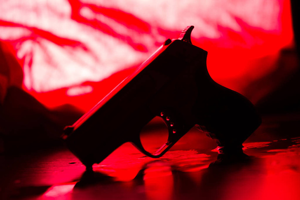 Высококонтрастное изображение кровавого места преступления с пистолетом на полу
 - Фото, изображение