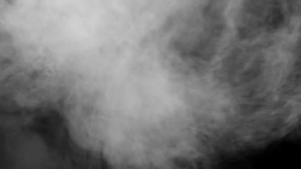 Siyah arkaplanda beyaz duman - Video, Çekim