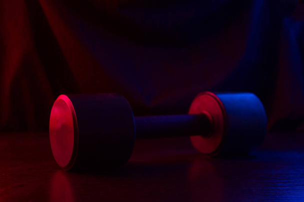 metal barbell on dark background in neon light - Φωτογραφία, εικόνα