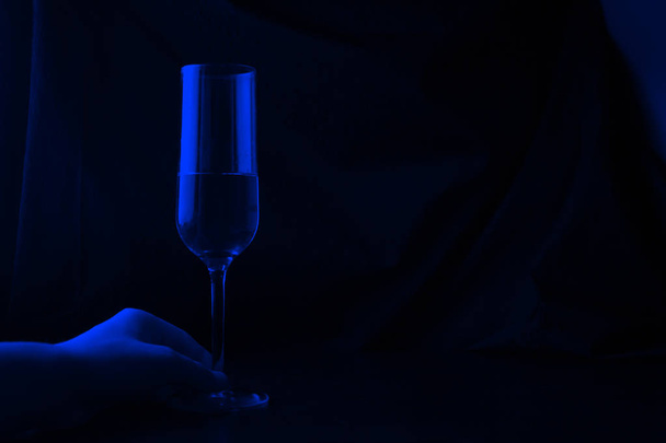 Cocktail rinfrescante ghiacciato in un bicchiere su fondo nero
 - Foto, immagini